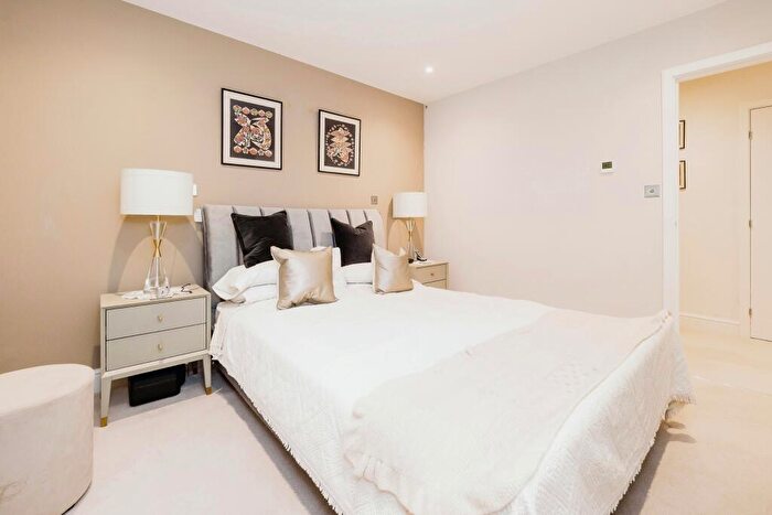 2 Bedroom Flat For Sale In High Road, Loughton, Essex, IG10