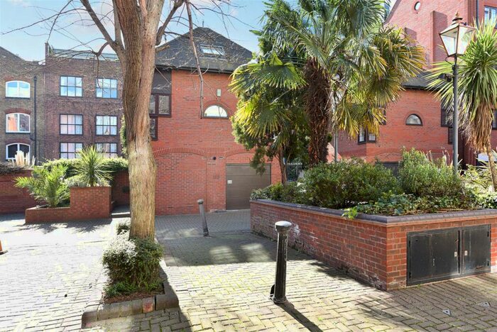Garage / Parking For Sale In St. Georges Square, Limehouse, E14