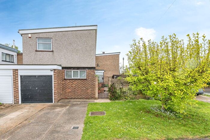3 Bedroom Detached House For Sale In Elder Way, Rainham, Essex, RM13
