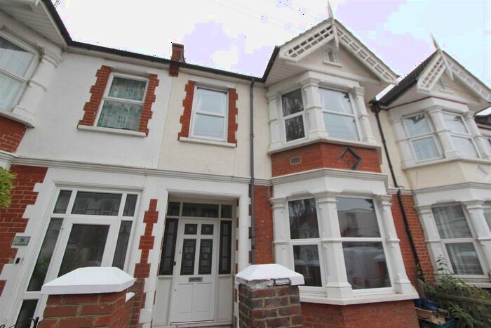 2 Bedroom Flat To Rent In Beedell Avenue, Westcliff-On-Sea, SS0