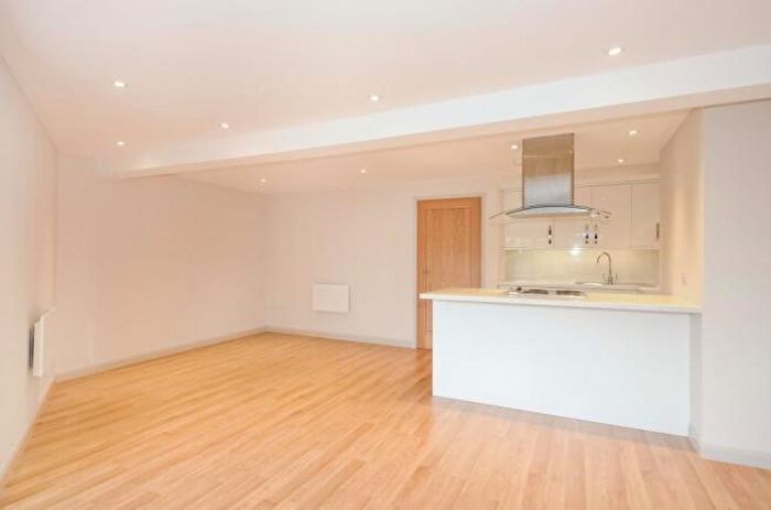 2 Bedroom Flat To Rent In Queens Road, Weybridge, KT13