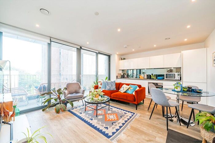 2 Bedroom Flat For Sale In Sandown House, Staines-Upon-Thames, TW18