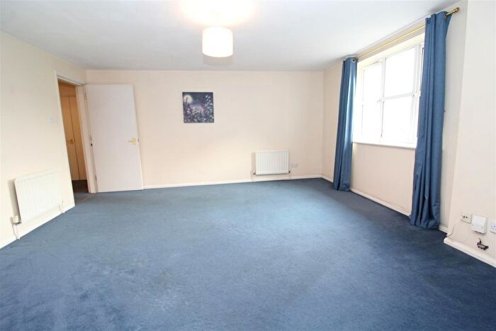 2 Bedroom Flat To Rent In Dexter Close, St Albans, AL1