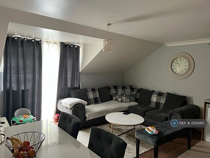 2 Bedroom Flat To Rent In Connections House, London, N3