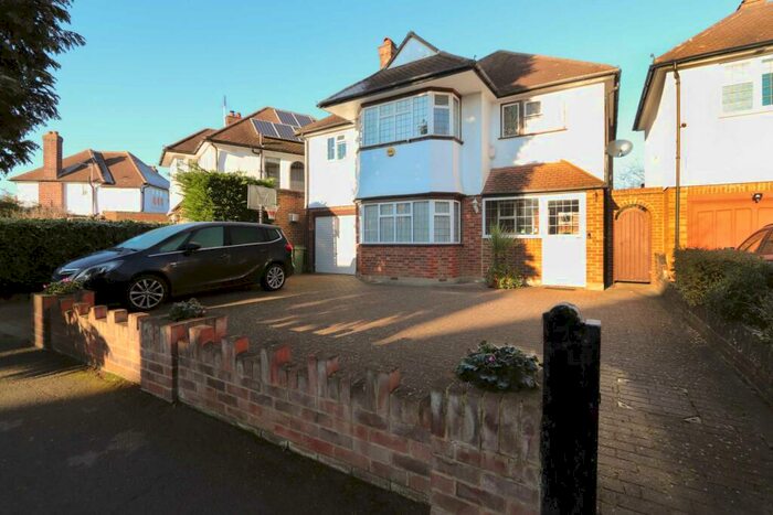4 Bedroom Detached House To Rent In Chesterfield Drive, Esher, KT10