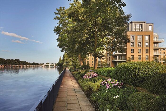 3 Bedroom Flat To Rent In Pinewood Gardens, Teddington, TW11