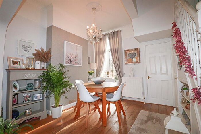 3 Bedroom End Of Terrace House For Sale In Cross Street, Farnborough, GU14