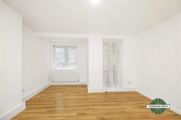 3 Bedroom Flat To Rent In Pinchin Street, E1
