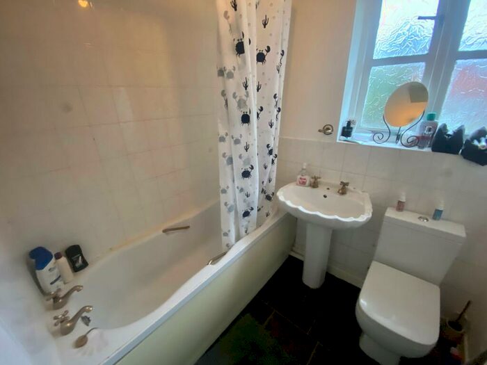 3 Bedroom House To Rent In **£ Pppw** Heron Drive, Lenton, NG7