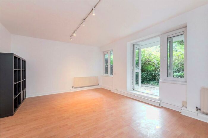 Flat To Rent In Finsbury Estate, Clerkenwell, London, EC1R