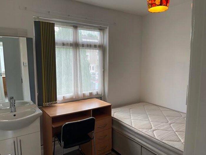 5 Bedroom Semi-Detached House To Rent In Metchley Drive, Selly Oak, Birmingham, B17