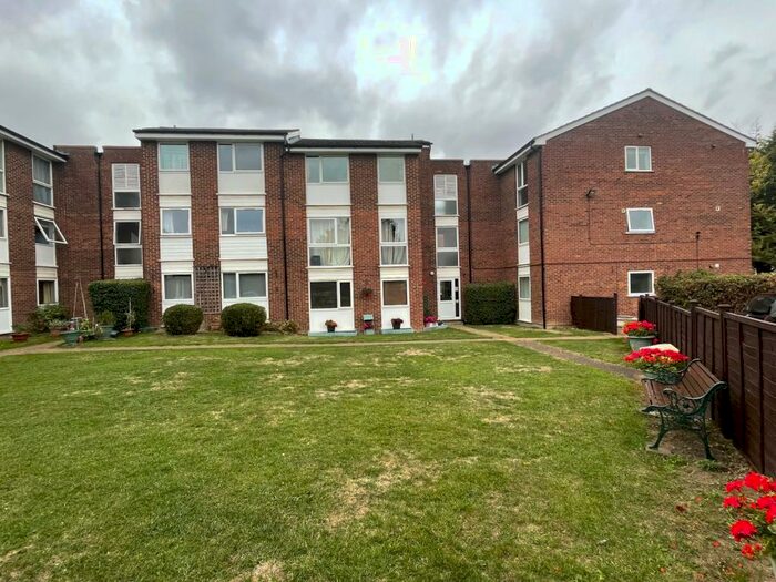1 Bedroom Apartment To Rent In Tennyson Close, Royston, SG8