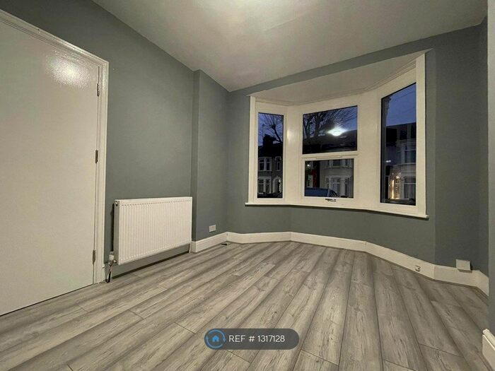 3 Bedroom Semi-Detached House To Rent In Little Ilford Lane, 5Pj E12