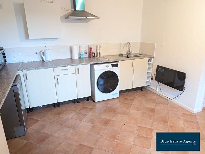 2 Bedroom Maisonette To Rent In Beavers Lane, Hounslow, TW4