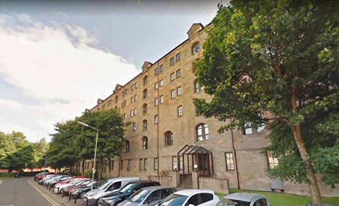 1 Bedroom Flat To Rent In Refurbished Large Bed @ Bell St, G4