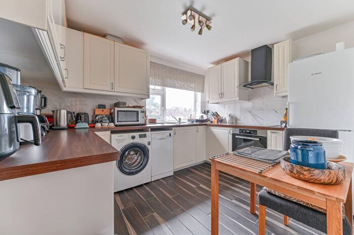 2 Bedroom Flat For Sale In St. Augustine's Avenue, South Croydon, CR2