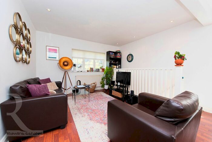 2 Bedroom Maisonette To Rent In Neale Close, London, N2
