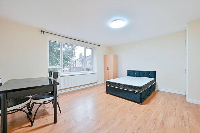 3 Bedroom Flat For Sale In Macfarlane Road, Shepherd's Bush, London, W12