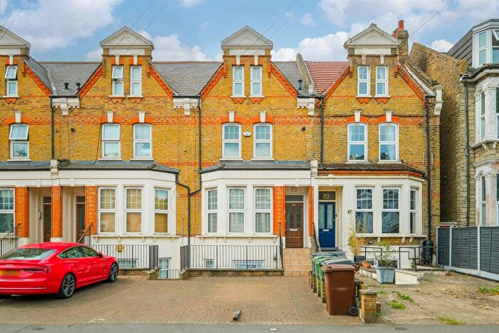 2 Bedroom Flat For Sale In Fairlop Road, Leytonstone, E11