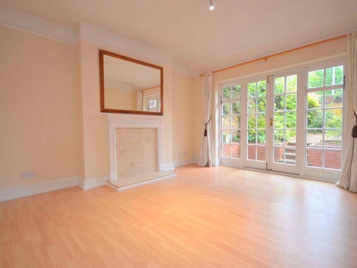 2 Bedroom Flat To Rent In Flat, Park Avenue, Abington, Northampton, NN3