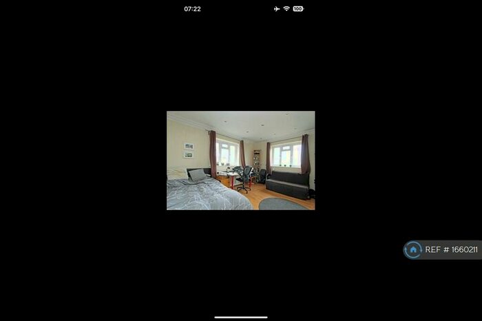 3 Bedroom Flat To Rent In Dorchester Court, London, N10