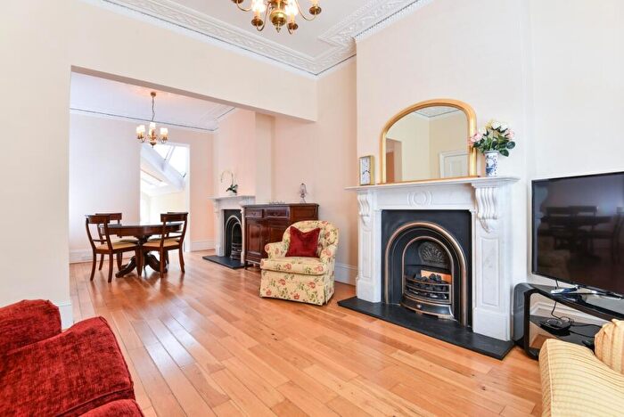 4 Bedroom House To Rent In Salcott Road, Battersea, London, SW11
