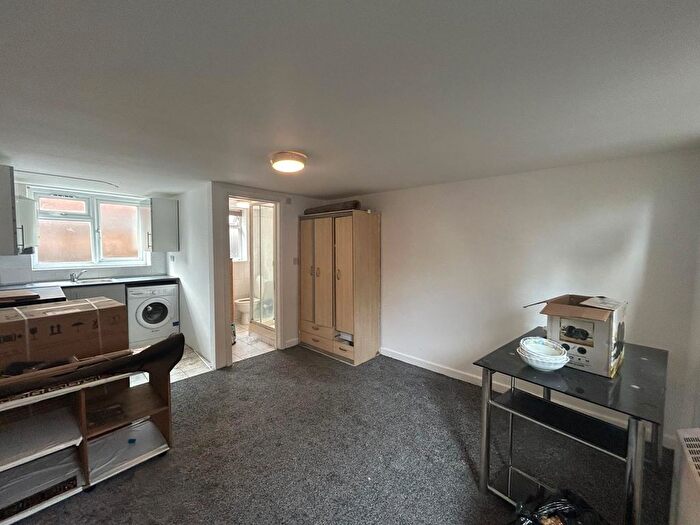 1 Bedroom Studio To Rent In Pine Tree Close, Hounslow, TW5