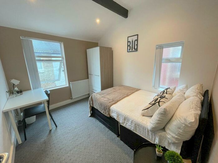 5 Bedroom House To Rent In Romer Road, L6