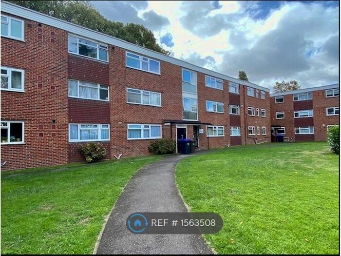 2 Bedroom Flat To Rent In Devana End, Carshalton, SM5