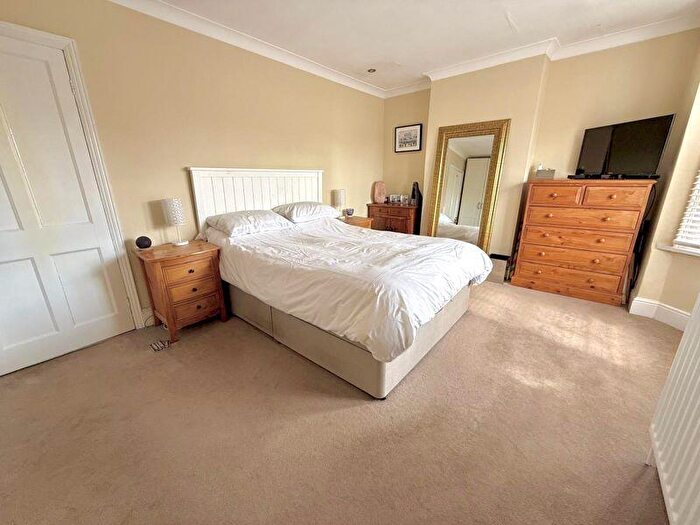3 Bedroom End Of Terrace House For Sale In Downs Road, Dunstable, LU5