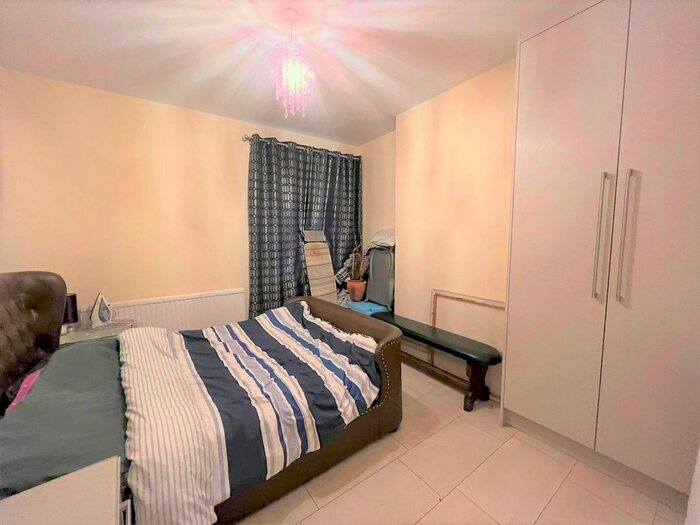 2 Bedroom Flat To Rent In Beehive Lane, Ilford, IG1