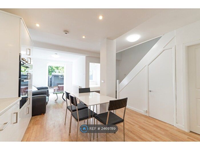 4 Bedroom Maisonette To Rent In Doric House, London, E2