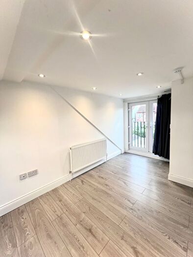 2 Bedroom Flat To Rent In Evesham Road, London, N11