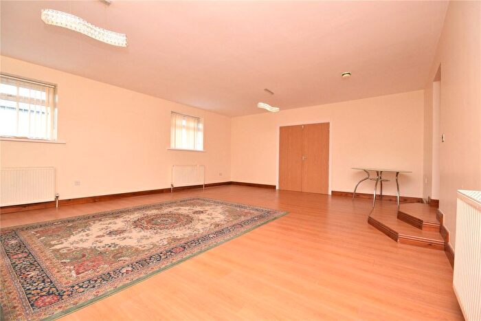 3 Bedroom Flat To Rent In Thornes Lane, Wakefield, West Yorkshire, WF1