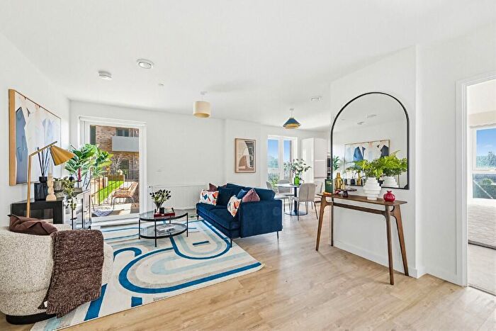 3 Bedroom Flat To Rent In Goodmayes Square, Ilford, London, IG3
