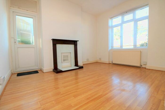 2 Bedroom Flat To Rent In Powerscroft Road, London, E5