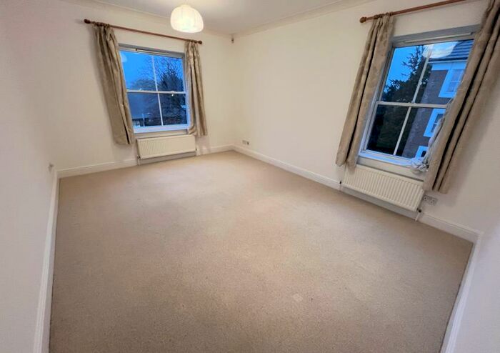 1 Bedroom Flat To Rent In Woodside Grange Road, N12