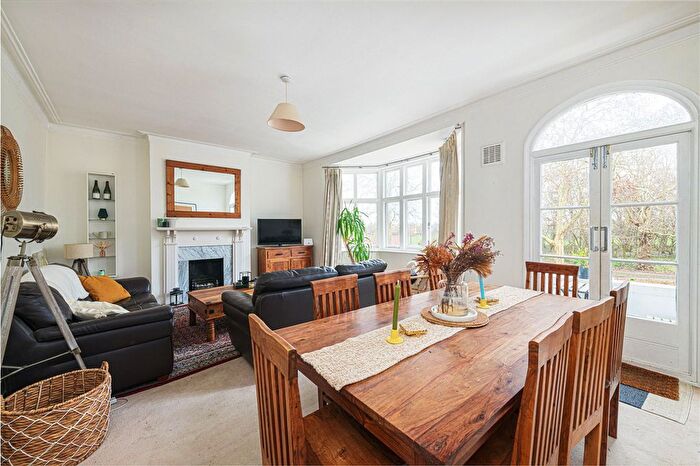 3 Bedroom Flat To Rent In Clapham Common West Side, SW4