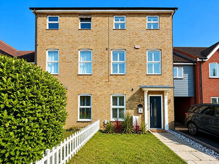 3 Bedroom Town House For Sale In Hogarth Way, Ashingdon, SS4