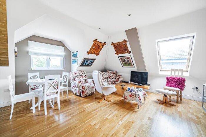 2 Bedroom Flat For Sale In Sunbury-On-Thames, Surrey, TW15