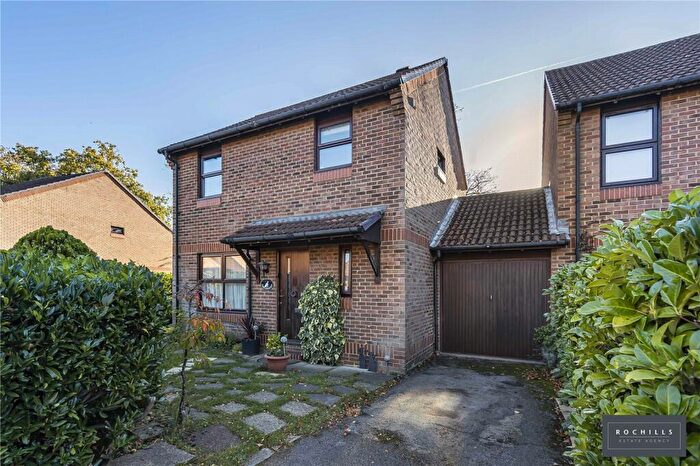 3 Bedroom Link Detached House For Sale In Fisher Close, Hersham, Walton-on-Thames, Surrey, KT12