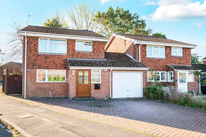 3 Bedroom Link Detached House For Sale In Tangway, Chineham. Basingstoke, RG24