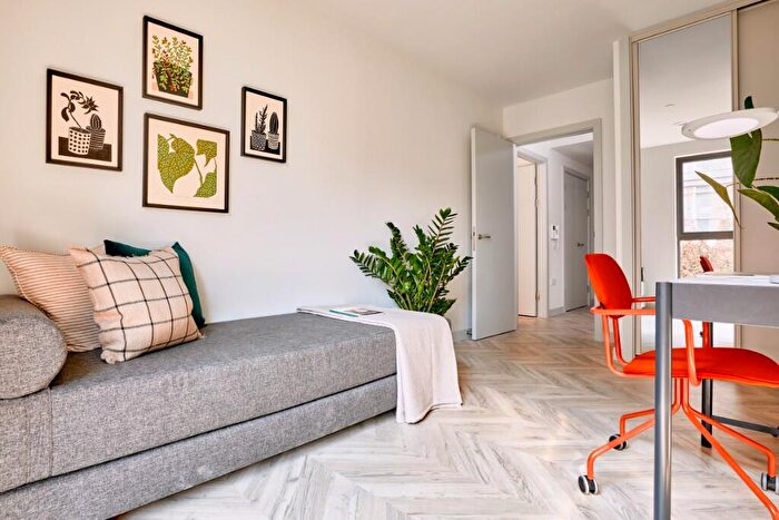 2 Bedroom Apartment To Rent In Dovetail, BS2