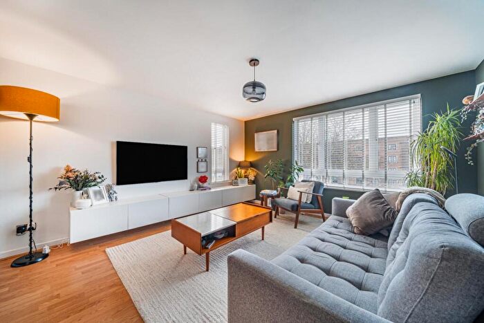 2 Bedroom Flat For Sale In Burder Close, Islington, London, N1