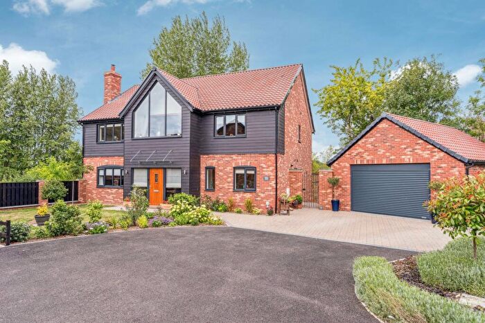 4 Bedroom Detached House For Sale In High Street, Henlow, SG16