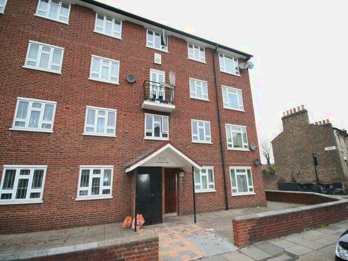 3 Bedroom Ground Flat To Rent In Southwell Rd, Camberwell, SE5