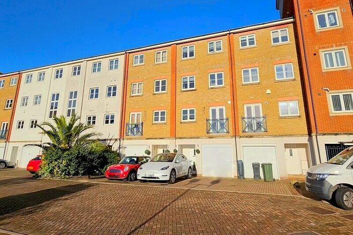 5 Bedroom Town House To Rent In Dominica Court, Eastbourne, East Sussex., BN23