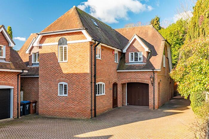 4 Bedroom Detached House For Sale In Wendover Court, Welwyn, AL6