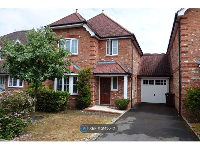 4 Bedroom Detached House To Rent In Chaffey Close, Woodley, Reading, RG5