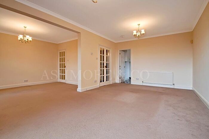 2 Bedroom Flat To Rent In Willow Lodge, Lyonsdown Road, Barnet, EN5